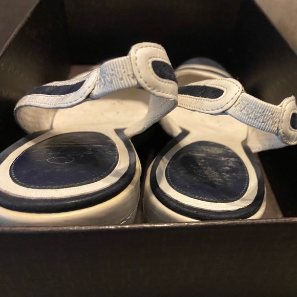 Elegant Dark Navy and White Cole Haan Air Air Chela Women's Slingback Shoes - Picture 4 of 5